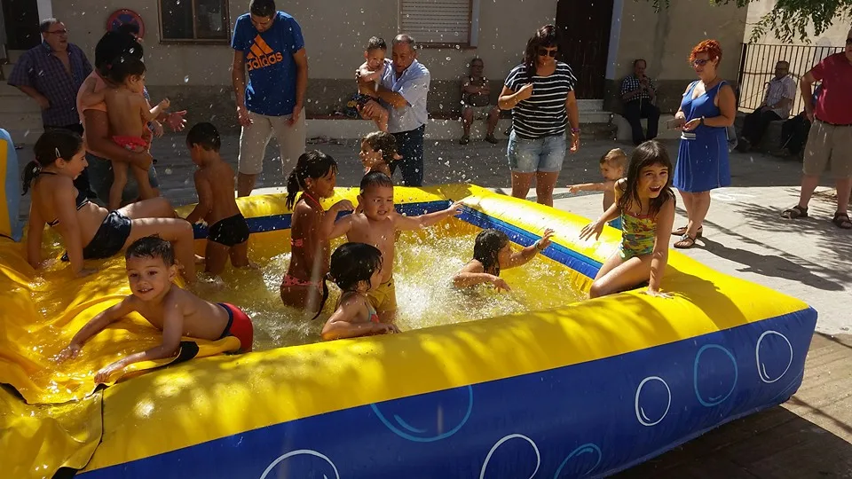 piscina amarilla
