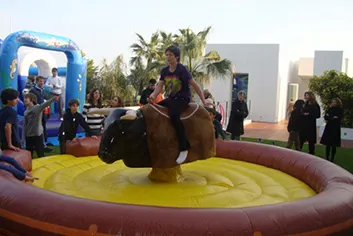 Toro mecánico con base hinchable